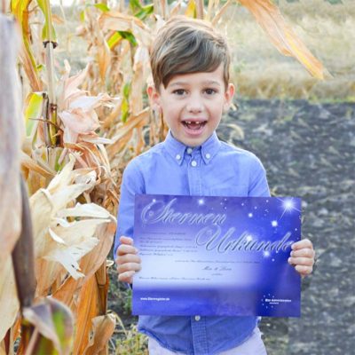 Kind mit Stern-Urkunde Einem Kind einen Stern schenken