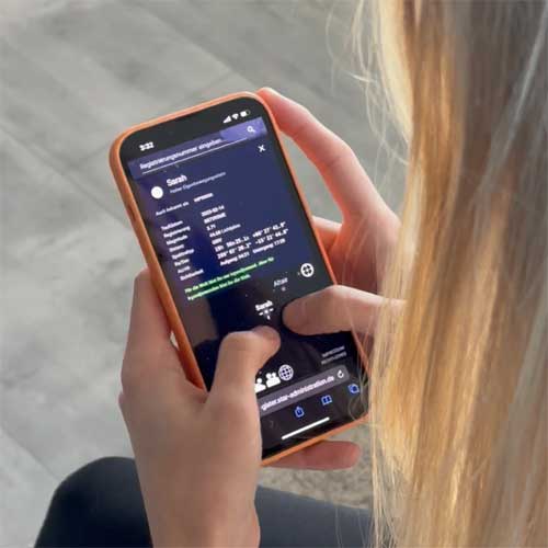 stern-finden-app Frau mit Smartphone benutzt App um Stern zu finden
